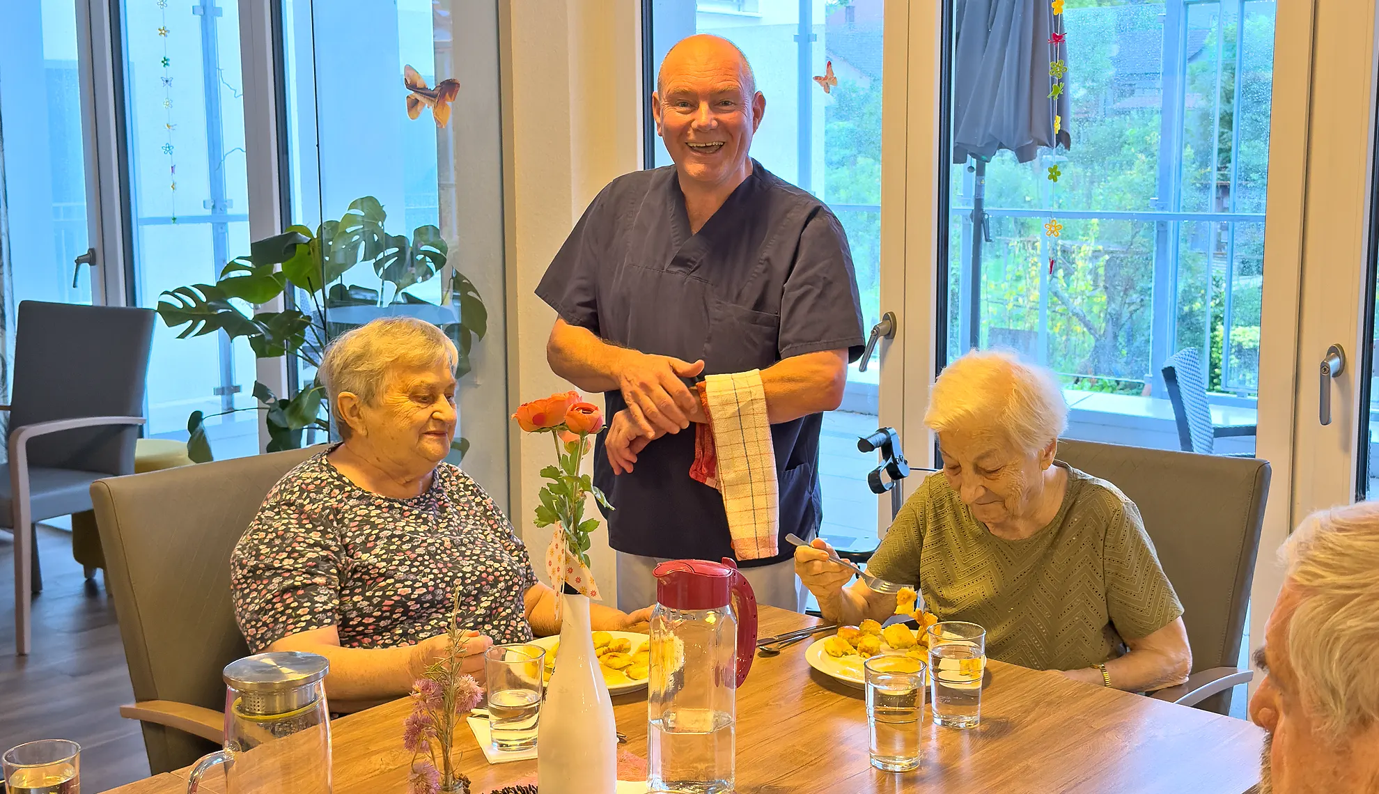 Pflegezentrum Wiesengrund Speiseraum lachende Seniorin